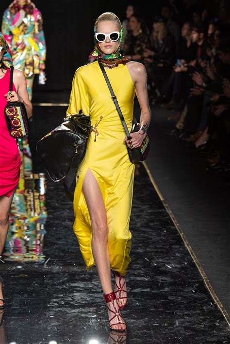 sfilata versace gennaio 2019|Collezioni moda autunno 2019: la sfilata Versace a New York .